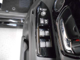 運転席ドアには、電動格納式リモコンドアミラーや、パワーウインドウマスタースイッチがあります。