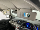 【サンバイザー】車内で身だしなみを整えるためのバニティミラーがセット。お化粧直しや髪型のチェックに活用できます。