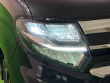 対象物が見やすく白く明るい光で夜間走行をサポートするアダプティブドライビングビーム機能付きフルLEDヘッドランプ(サイドビューランプ、クリアランスランプ、オートレベリング機能付き)を装備