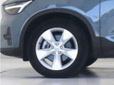 5スポーク7.5J&times;18インチシルバーアルミホイール。衝突回避・被害軽減ブレーキシステムをはじめとする先進安全・運転支援機能を標準装備。