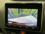 【バックカメラ】駐車時に後方がリアルタイム映像で確認できます。大型商業施設や立体駐車場での駐車時や、夜間のバック時に大活躍!運転スキルに関わらず、今や必須となった装備のひとつです!
