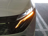 左ヘッドランプ画像です。LEDヘッドランプです。ハロゲンヘッドランプの約2倍の光量でより明るく遠くを照らし、夜間走行時の視認性を高めるとともに長寿命や省電力も魅力です。