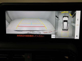 パノラミックビューモニターを装備。駐車場や交差点でクルマを真上から見るように周囲を確認できます。機能の詳細は販売店スタッフまでおたずねください。