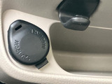 車内には電源ソケットを備え、対応する機器の電源確保に活用できます。カバー付きで使用しないときは閉じられるため、車内で過ごす際にも便利な装備です。