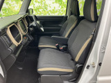 運転席と助手席は、柄入りファブリックにベージュのアクセントを組み合わせた落ち着いた雰囲気。前方を見渡しやすい座席配置で、乗り降り後もゆったり座れます。