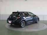 高級車の定番「ダブルウィッシュボーン式」のリヤサスペンションを採用。質感に優れた、心地よい乗車感を実現しています。