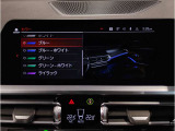 【ⅰドライブナビゲーション】文字情報も鮮明に表示する高解像度カラーディスプレイを採用。視認性に優れた地図デザインと特徴的な建造物を目印にした描写表示で現在位置を把握できます。地図データの更新も可能です