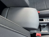 フロントアームレストで街乗りからロングドライブまで快適な運転を。