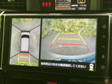 後方の映像に加えて車両周辺を見下ろす表示もあり、駐車時の周囲確認に役立ちます。画面には目安となるガイド線も表示され、車庫入れや切り返しの際に便利です。