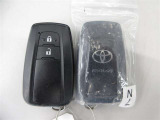 ドアハンドルに触れるだけでロックと解除ができるスマートエントリー。キーはポケットやハンドバッグの中でもOKです。