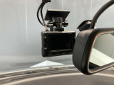 前方の映像だけでなく、車内から後方の映像もばっちり記録します