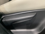 運転席にはドライバーの体型や好みに応じて前後方向だけでなく、高さの調整ができるシートリフターを装備!