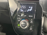 【オートエアコン】一度お好みの温度に設定すれば、車内の温度を検知し風量や温度を自動で調整。暑い&hellip;寒い&hellip;と何度もスイッチ操作をする必要はありません。快適な車内空間には必須の機能ですね♪