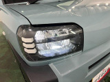白く明るい光で夜間走行をサポートするLEDヘッドランプを搭載