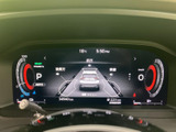 速度やシフト位置、航続距離などの情報をデジタル表示で確認できます。運転に必要な情報がひと目で把握しやすく、表示を見ながら状況を確かめられるメーターです。