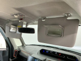 【サンバイザー】車内で身だしなみを整えるためのバニティミラーがセット。お化粧直しや髪型のチェックに活用できます。