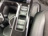 停車中にブレーキペダルを踏み続けなくてもブレーキ保持ができるオートマチックブレーキホールド機能もついております。
