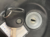 【キーレス】少し離れた場所からでもボタン一つでドアの開錠・施錠ができるのでとっても便利!ドアの鍵穴周りに傷をつけることもありません♪
