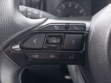ハンドルから手を離さずに、オーディオの音量を変えられます。事故を未然に防ぐ工夫は必要ですね。