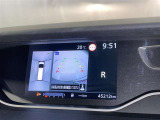 バックモニター付なので後退時に後方が見えるので安心。 車は構造上、死角がたくさんなので万が一を考えると必須ですね。 あくまで補助の為の装備、バックは目視で確認する事が重要ですよ。