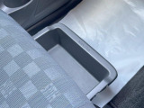 【シートアンダーボックス】シートの下に大容量の収納スペースが備わっており、靴や洗車グッズなど、外から見られたくないものをすっきり収納できて便利!