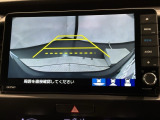 リバースギアに入れるだけで後方の表示へ切り替わります。夜間や雨の日の駐車も楽になりますよ。