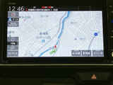 道路や駅など周辺の情報を地図上で確認でき、現在地を把握しながら目的地までのルートを検討できます。画面上の表示も整理され、移動時に役立つ装備です。