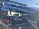 鋭く前方を照らす、LEDヘッドライト。遠くまで視界が開けることで、より安心したストレスのない走行を、提供してくれます。ライトの寿命が長いこともLEDの特徴ですね。