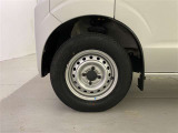 タイヤサイズは 145/80 R12 です。