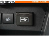 ポータブルオーディオなどの機器を接続して、車両のスピーカーで聞くことができます。