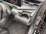運転席の手の届きやすい位置にドリンクホルダーがある為、とても便利です!