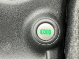 ECOと表示されたボタンを運転席まわりに配置。必要なときに手元で確認しやすい場所にあり、車内の各種操作スイッチとあわせて日常の運転をサポートします。