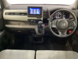 車内は光触媒抗菌消臭施工済です。インパネ周りはスタイリッシュなデザインで機能や装備も充実しています。グローブボックスやカップホルダーのほかにトレーなどたくさんの収納スペースが付いています。