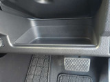 運転席まわりに便利な収納スペースを装備。スマートフォンや小物類の一時置きにちょうど良いサイズ感です。