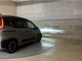 LEDヘッドランプです。十分な明るさを保ちつつも消費電力が少なく、バルブ寿命も長いのが特徴です。瞬時にMAXの光量を発揮するのもLEDならではです。