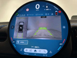 駐車をスマートにサポート。バックカメラ&前後障害物センサーを装備。