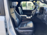 運転席まわりは前方を見渡しやすく、落ち着いて座れるシートが備わっています。ドア側から乗り降りしやすく、黒を基調とした室内もすっきりした印象。