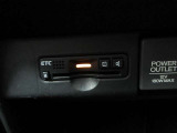 【ETC車載器】は、ビルトインタイプですっきり収納され、見た目も使い勝手も満足のアイテムです。