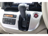 インパネシフトだから視線の移動も少なく足元もスッキリ♪運転席もゆったりしているのでゆとりを持ってドライブできますね!