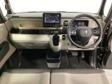 車内は光触媒抗菌消臭施工済です。インパネ周りはスタイリッシュなデザインで機能や装備も充実しています。グローブボックスやカップホルダーのほかにトレーなどたくさんの収納スペースが付いています。