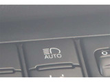 オートマチックハイビームとは、先行車や対向車のライトを認識し、ハイビームとロービームを自動で切り替える機能です。夜道の視界を確保します。詳細は販売店スタッフまでおたずねください。