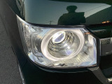 明るく白い光のLEDヘッドライトにより、夜間でも遠くまで見通しやすく、安全性が高まります。