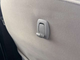 荷物をかけられるフックがあります。