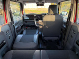 フロントシートを後方いっぱいに倒せばフルフラットになり、車内でゆっくり休めます。また、リヤシートを倒せば長尺物も積載できます。