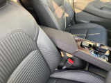 リラックスした姿勢で運転ができるアームレスト付きです。