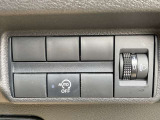 アイドリングストップ。停車時にブレーキを踏むだけでエンジンがストップ。さらに、発進時にはブレーキから足を離すだけでエンジンを始動します燃費を向上させます。ON/OFFスイッチにより切り替える事も可能です。