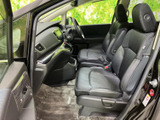 前席は身体を支える形状のシートで、ゆったりと腰掛けられる室内です。運転席まわりから前方を見渡しやすく、足元も広く取られているため、毎日の移動を心地よくサポートします。