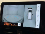 パノラミックビューモニターを装備。駐車場や交差点でクルマを真上から見るように周囲を確認できます。機能の詳細は販売店スタッフまでおたずねください。