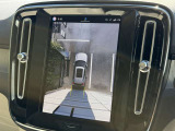 360&deg;カメラは縦型画面でとても見やすく、全方位にセンサーも付いているので狭い道でも安心です。クロストラフィックアラートで後方の障害物もお知らせしてくれます。