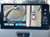 後方の映像に加え、上から見下ろしたような表示も確認できる画面です。駐車時に車両周辺の状況を把握しやすく、後退操作をサポートしてくれる便利な装備です。